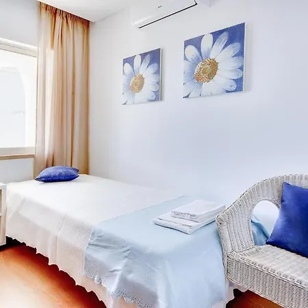 Gale Sleeps 7 Pool Air Con Wifi Patroves